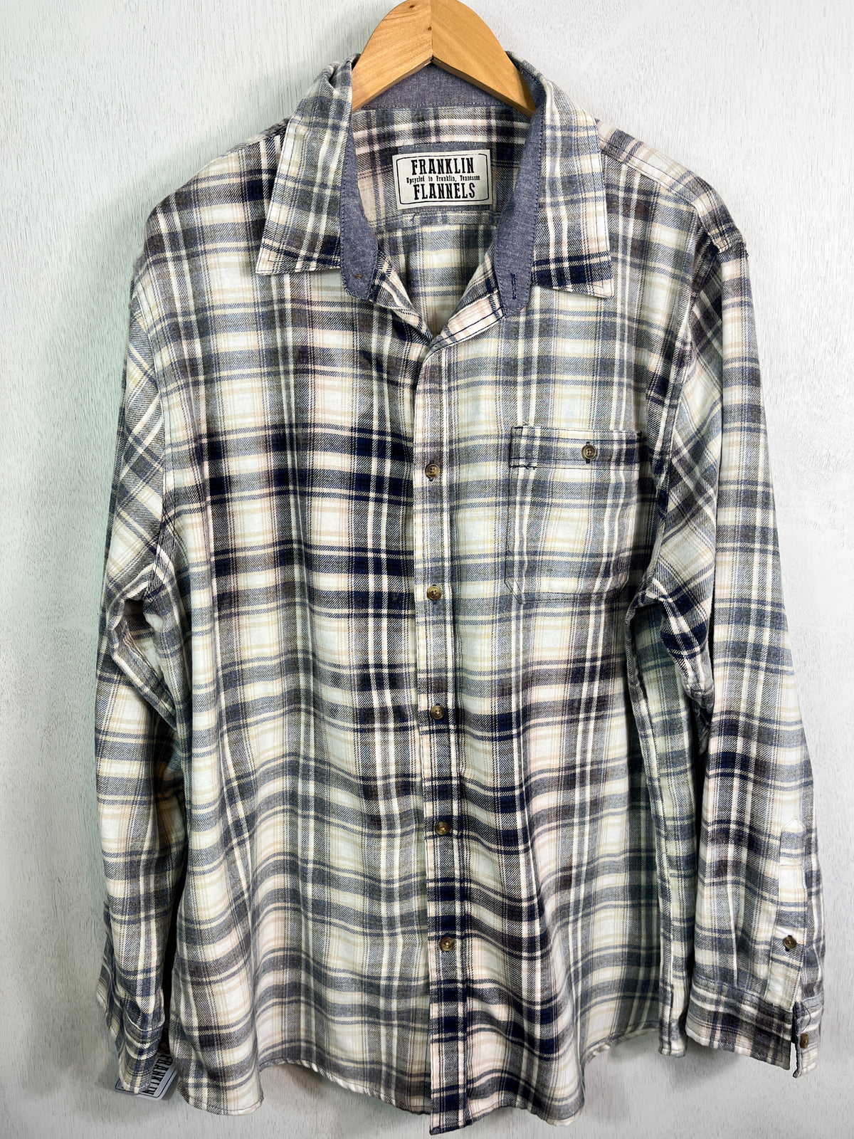 Vintage Faded Navy, Light Blue, Beige and White Flannel Size XL