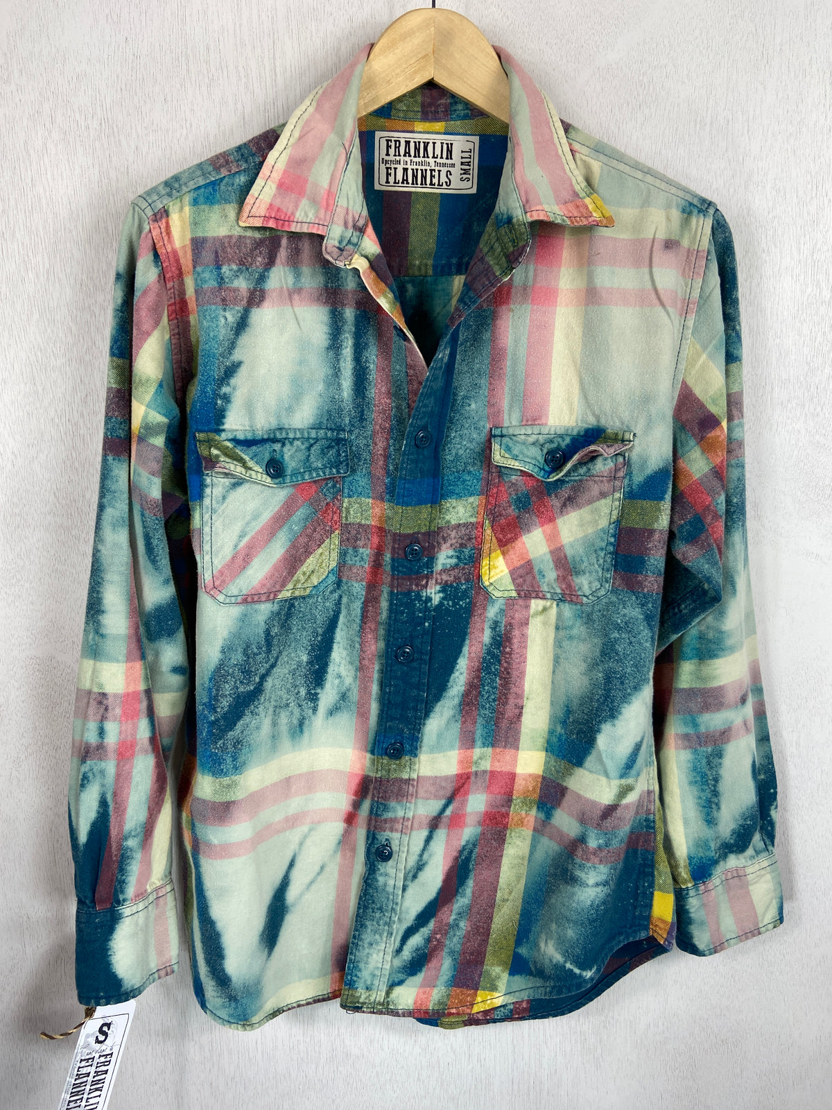 Vintage Turquoise, Light Blue, Red and Cream Flannel Size Small